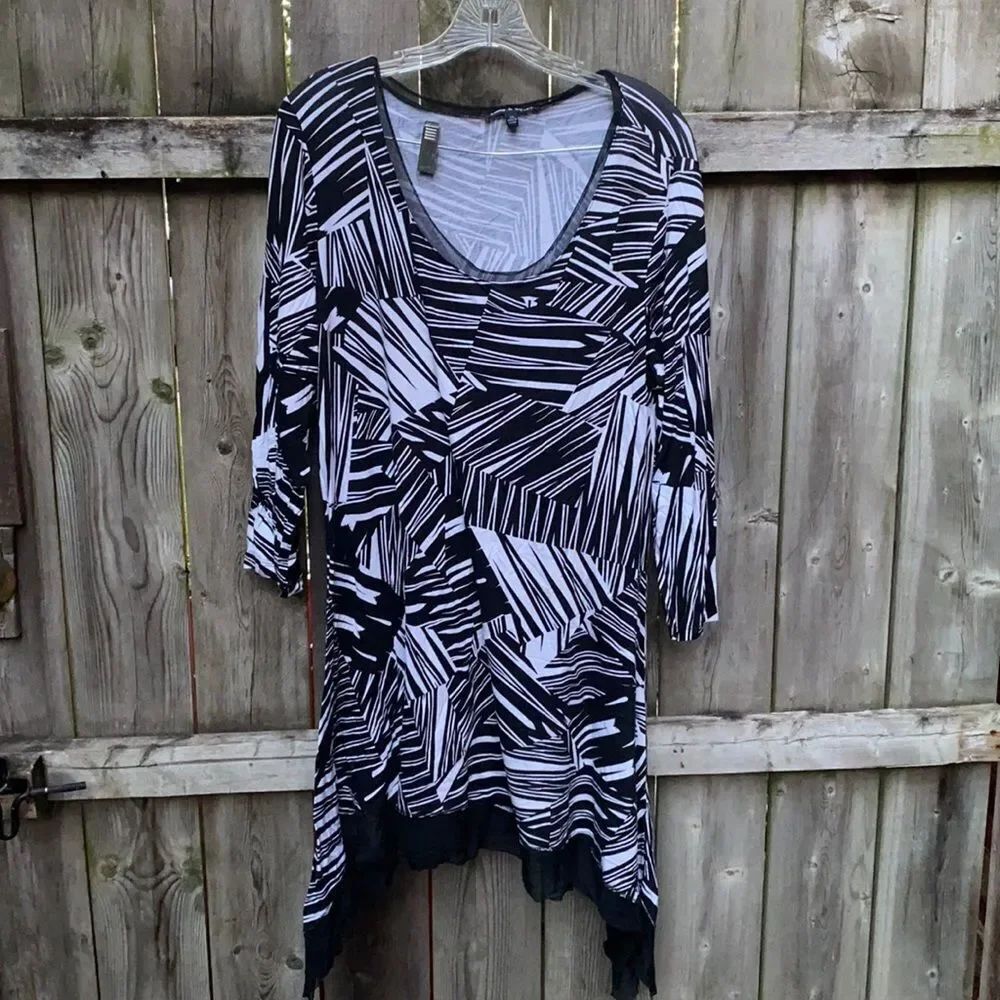 Cable & Gauge Black and white tunic sz. XL
